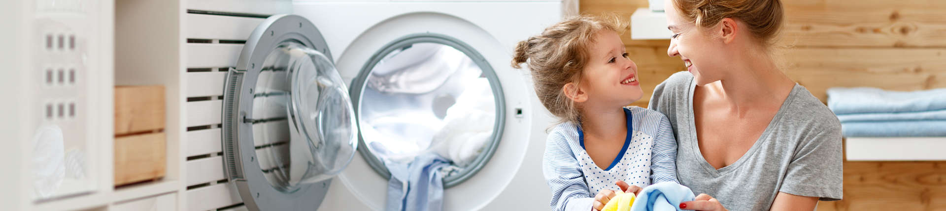 E&E_Mutter und Kind bei Waschmaschine